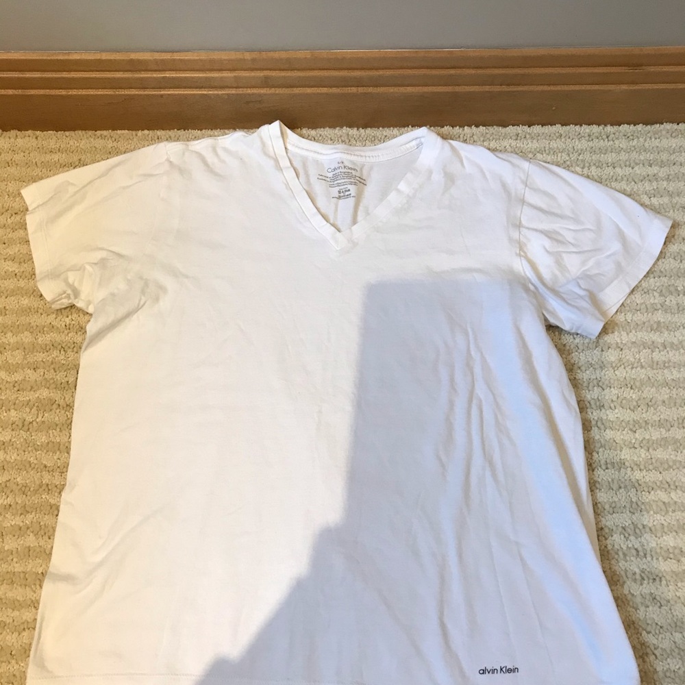 Set of 3 men’s small v-neck Tshirts J4